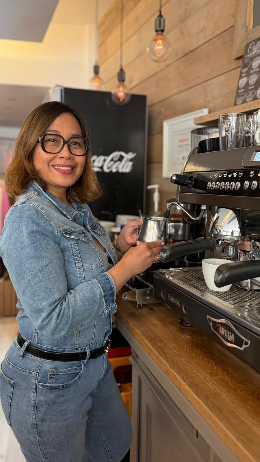 Sylvia an der Espressomaschine