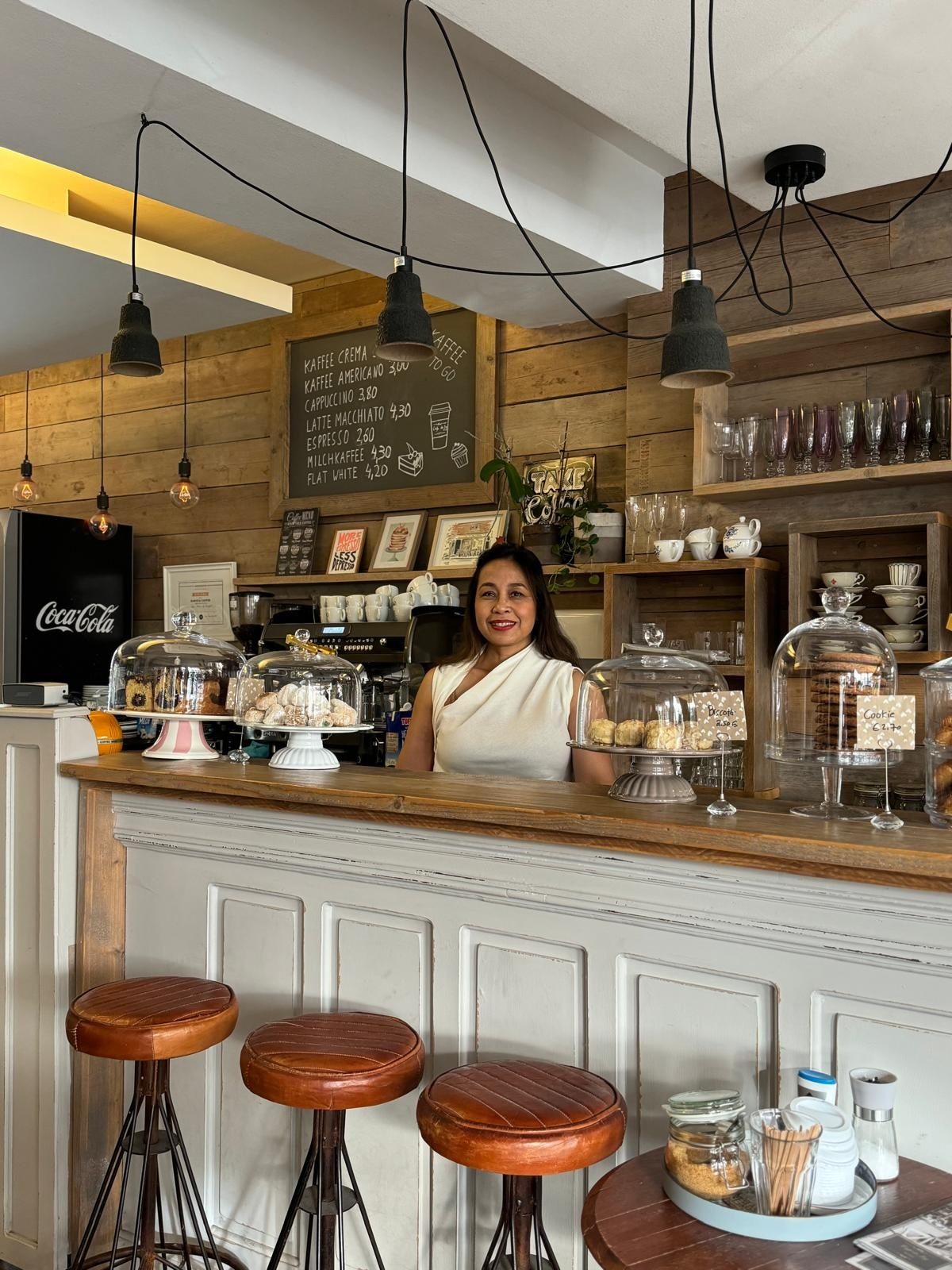 Sylvia Joy hinter der Cafétheke